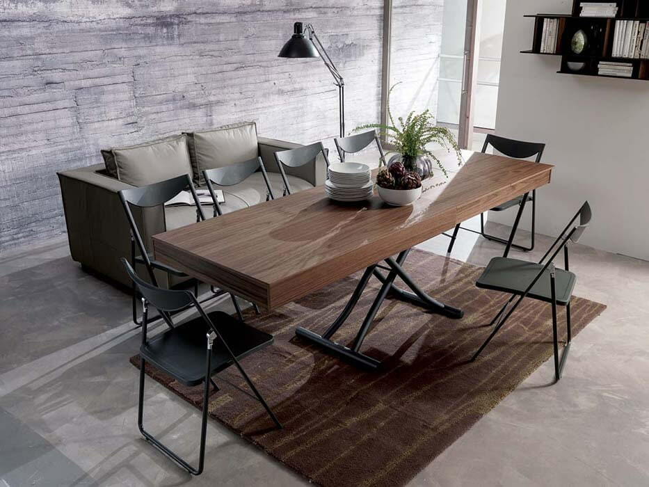 Oturma odasının yemek alanında dönüştürülebilir masa