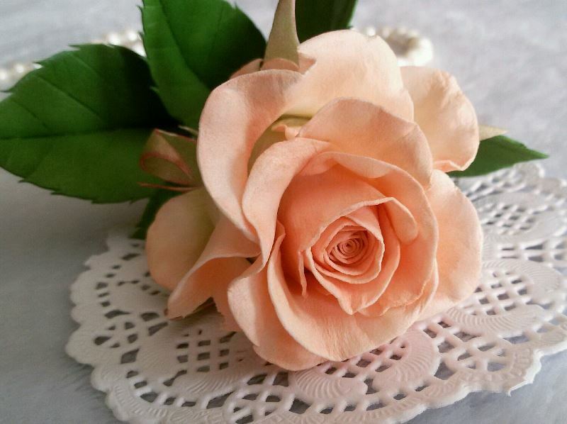 Wunderschöne Rosen mit eigenen Händen: 7 Materialien, aus denen Sie eine " Königin der Blumen" machen können, um Ihr Zuhause zu dekorieren