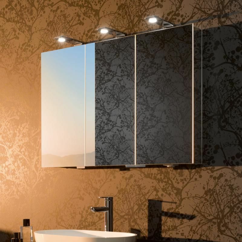 armoires en miroir dans la salle de bain