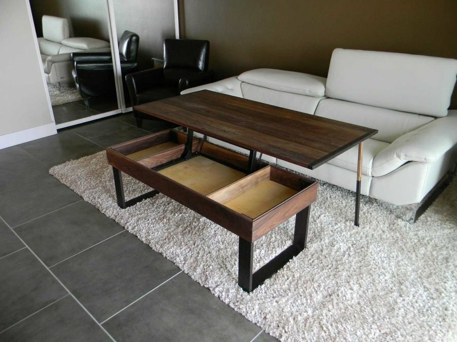 Table transformable devant le canapé dans l'appartement