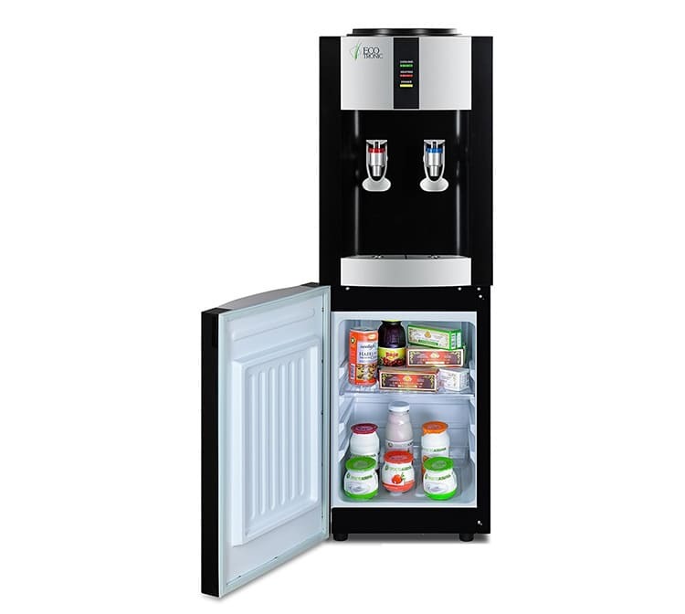 Algunos modelos pueden tener un frigorífico o un compartimento de almacenamiento.
