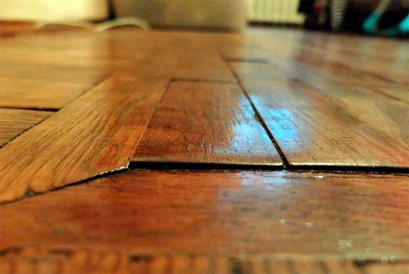 Det er andre signaler som krever at du er oppmerksom på gulvets tilstand. Det kan være åpenbare hull mellom platene, vanligvis et resultat av uttørking av treverket.