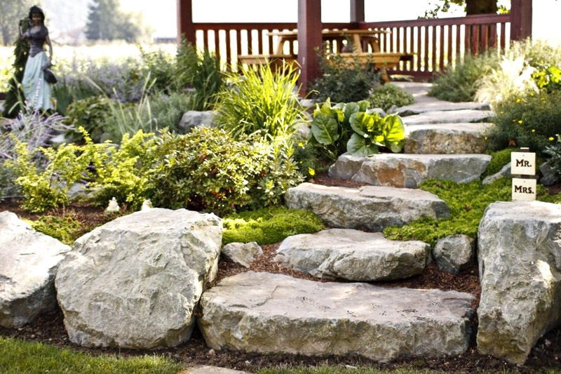 Natürlich wird Naturstein oder seine professionelle Imitation nicht nur zu einer Treppe, sondern zu einem Teil der Landschaft.