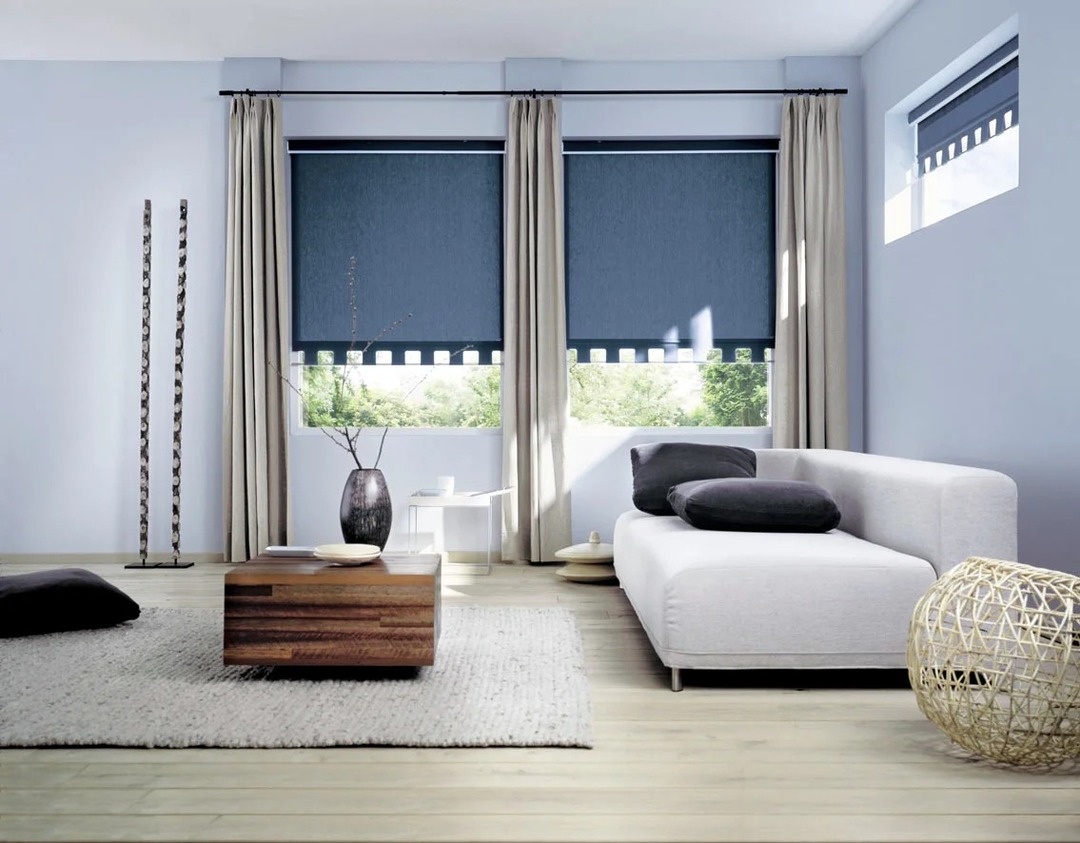 persianas enrollables y cortinas en una sala de estar moderna