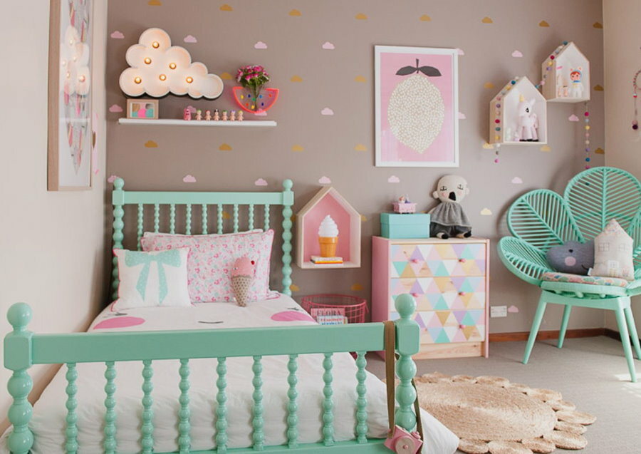 Turkoois meubilair in een meisjeskamer met een oppervlakte van 12 m²