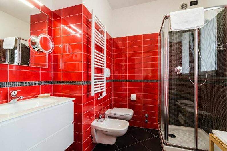 Červená dlažba v koupelně interiéru, módní v roce 2018