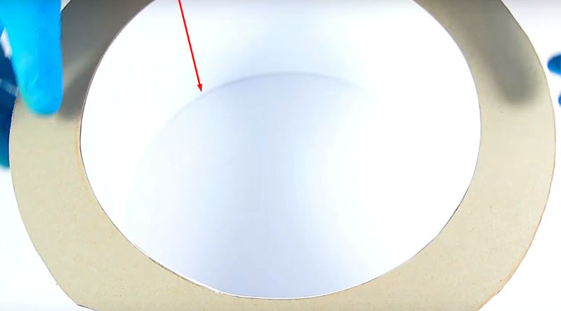 En cada anillo, pegue un borde de papel, cuyo ancho corresponde al ancho de la base del dispositivo, es decir, el lado del ventilador de la computadora
