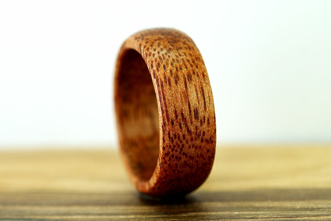 Anel feito de madeira: a jóia original com suas mãos