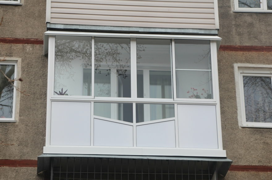 Photo of the plastic glazing of the balcony outside