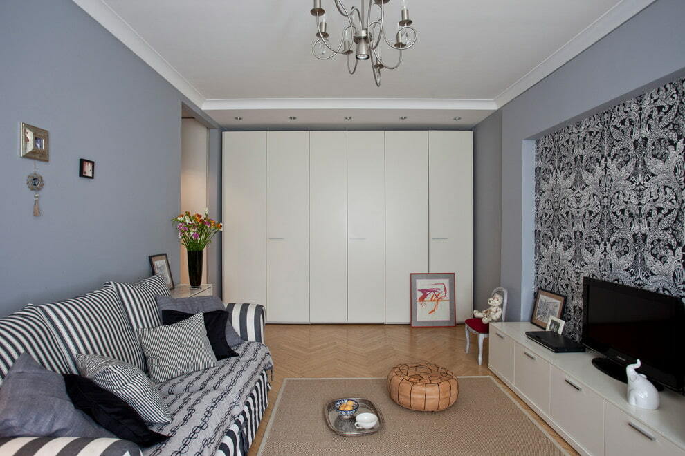 Könnyű szekrény egy téglalap alakú nappaliban