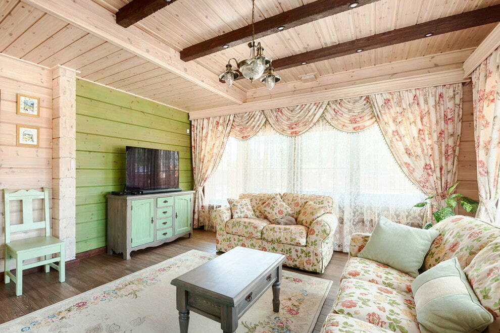 Sala de estar en estilo provenzal con dos sofás