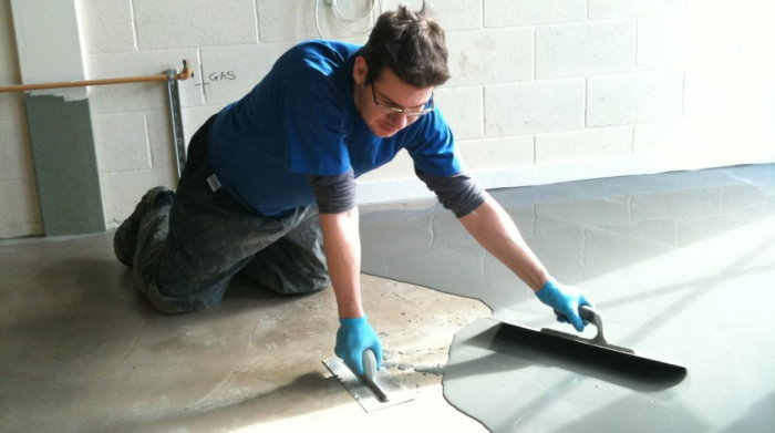 Usporiadanie cement-akrylové podlahe s rukami