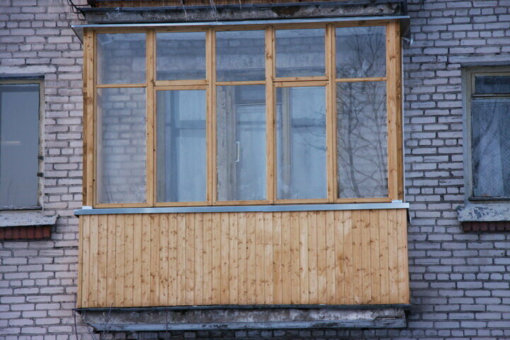 Balkon met externe dakspaandecoratie