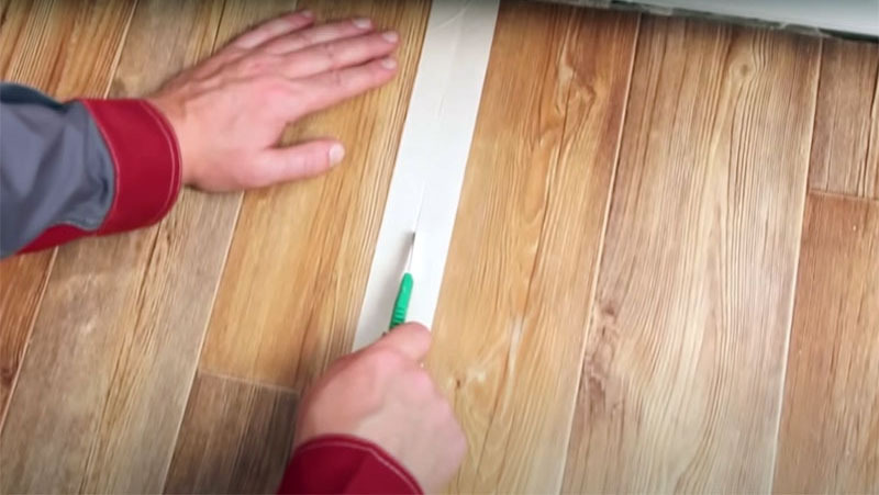 Depois de colar, passe a faca sobre a fita para marcar a linha da junta.