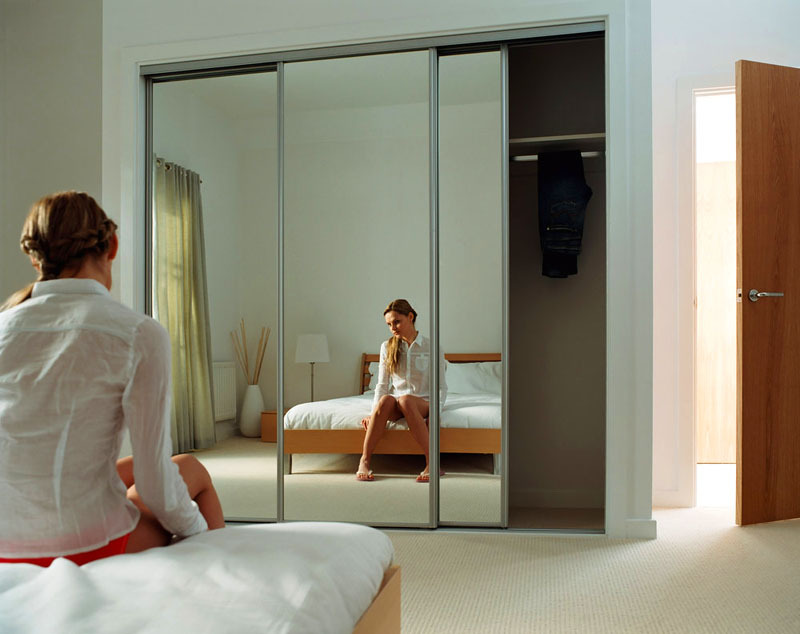 Posizionare uno specchio davanti al letto non è l'opzione migliore a meno che tu non sia un narcisista e ami la solitudine.