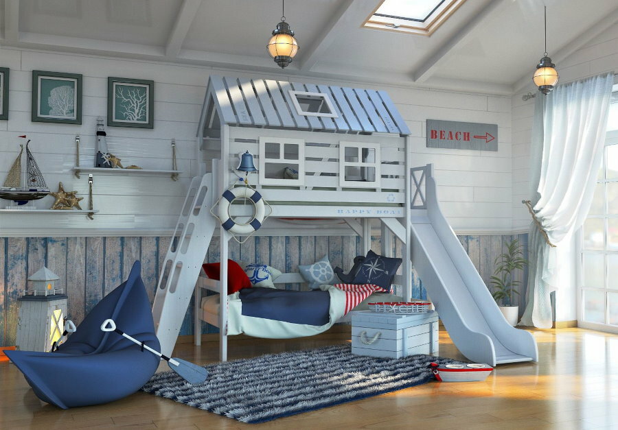 Koka gulta rotaļu mājas formā