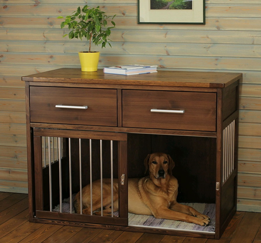 Cabina para perro en el interior de un apartamento de dos habitaciones.