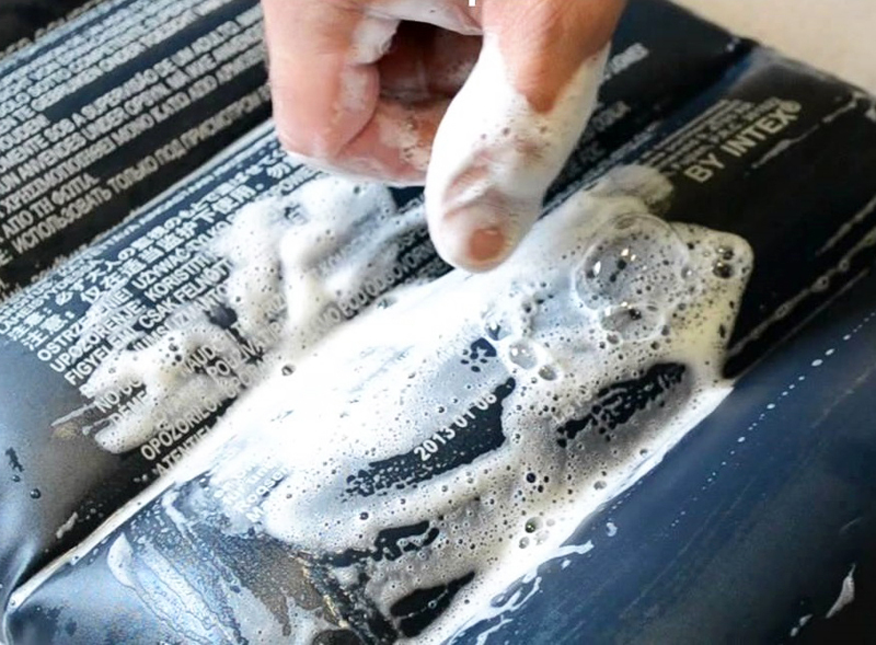 Coprire metodicamente la superficie con schiuma di sapone e osservarne il comportamento