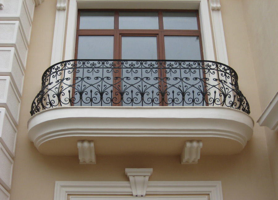 Smidda staket på balkongen i ett privat hus