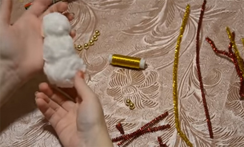 Julgran och annat hantverk från bomullstussar för nyåret