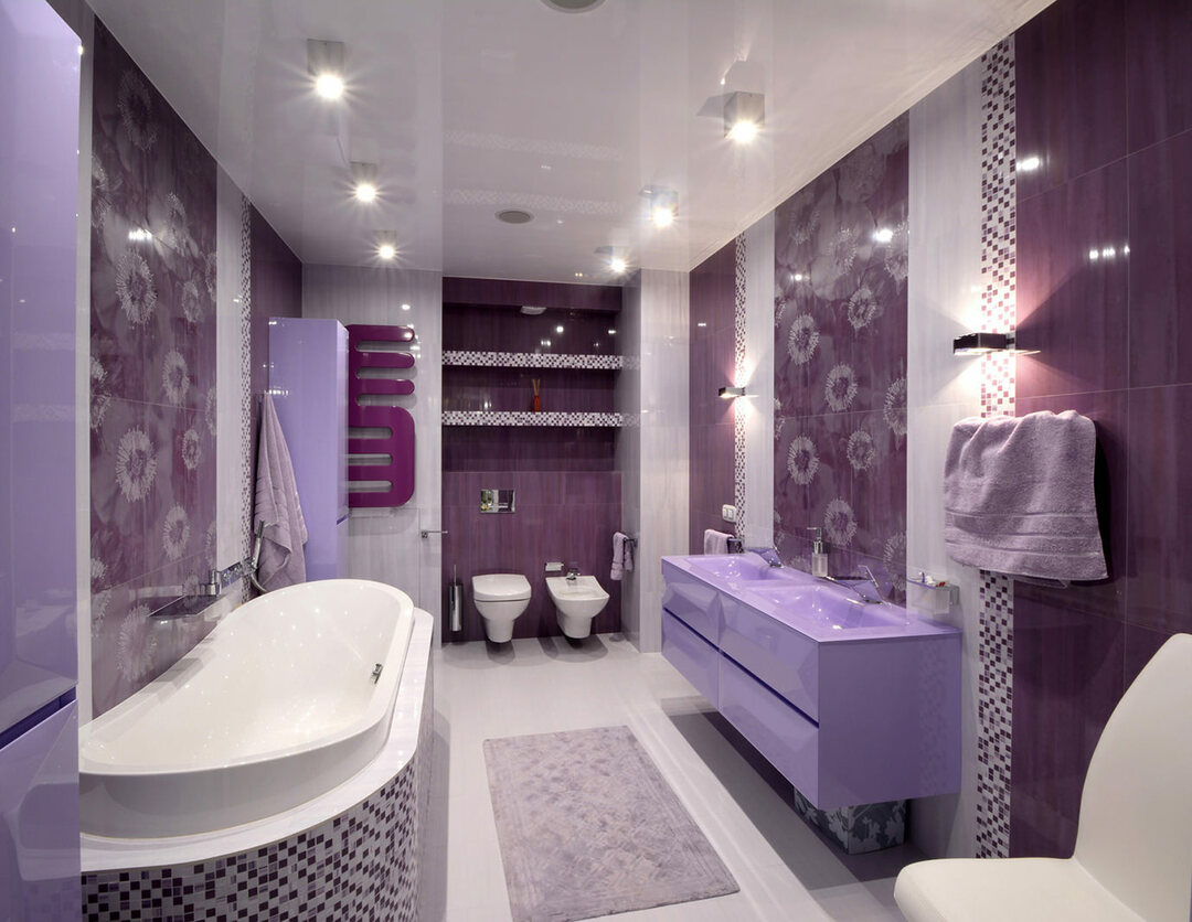 Kylpyhuone, jossa on violetit laatat seinälle