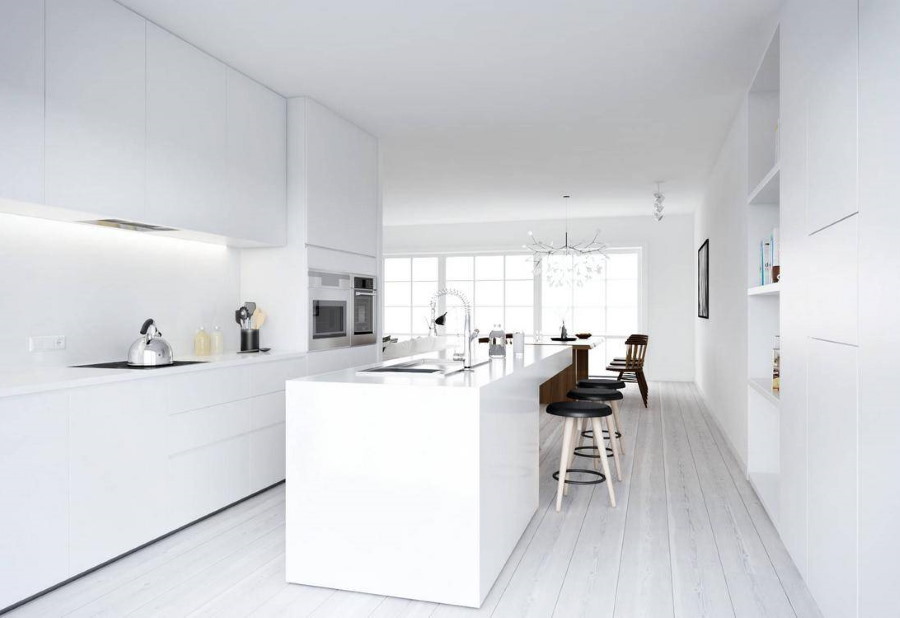 Valkoiset sisäänrakennetut huonekalut minimalistisessa keittiössä