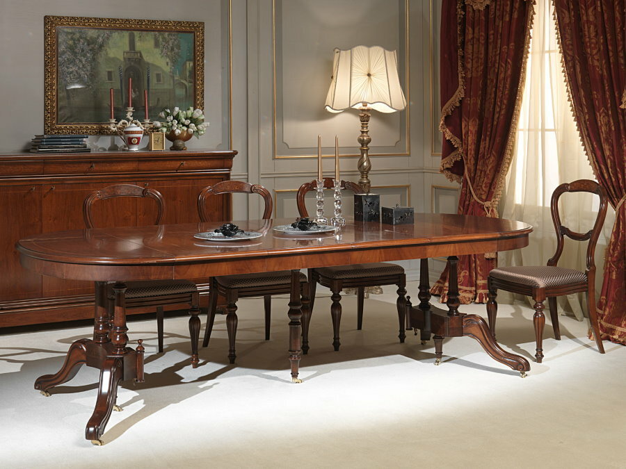 Table en bois extensible dans une salle de style classique
