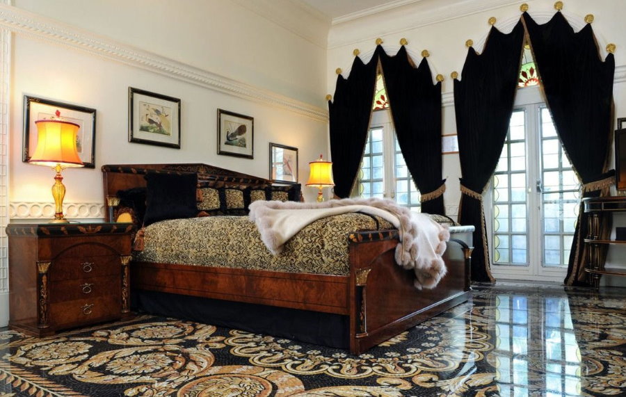 Sorte gardiner i soveværelset med en selvnivellerende gulv