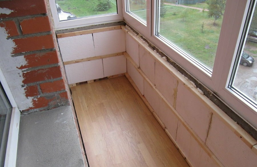 Polystyrene insulation of walls on a closed balcony