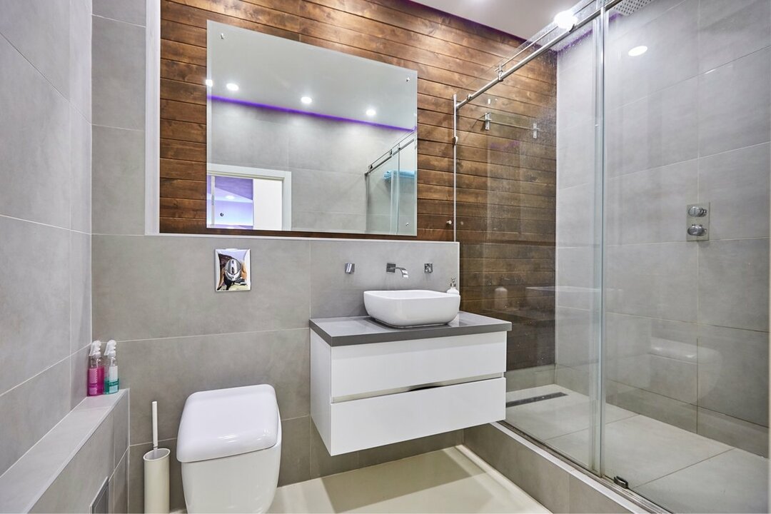 Dekorirajte zidove obložene drvenim pločama u kupaonici
