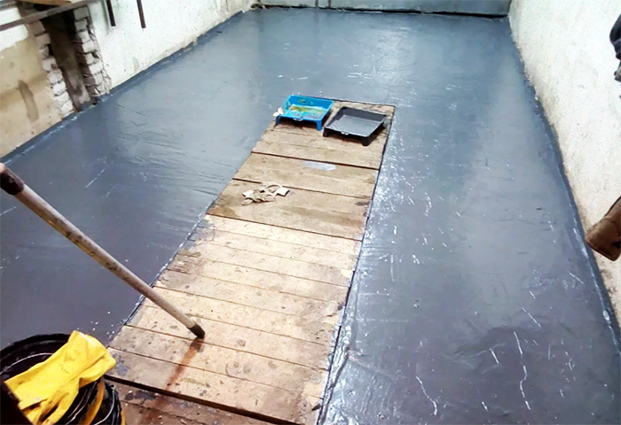 Vi vælger malingen til betongulvet i garagen, så den er billig og i lang tid