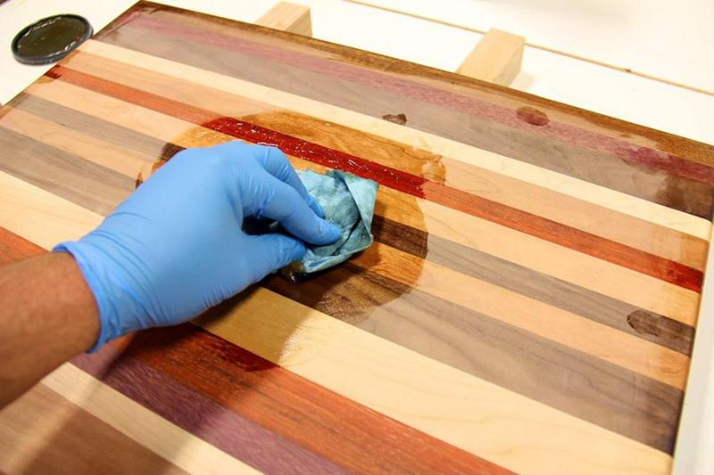 Eine spezielle Schutzbeschichtung erhöht die Lebensdauer einer Holztischplatte erheblich.