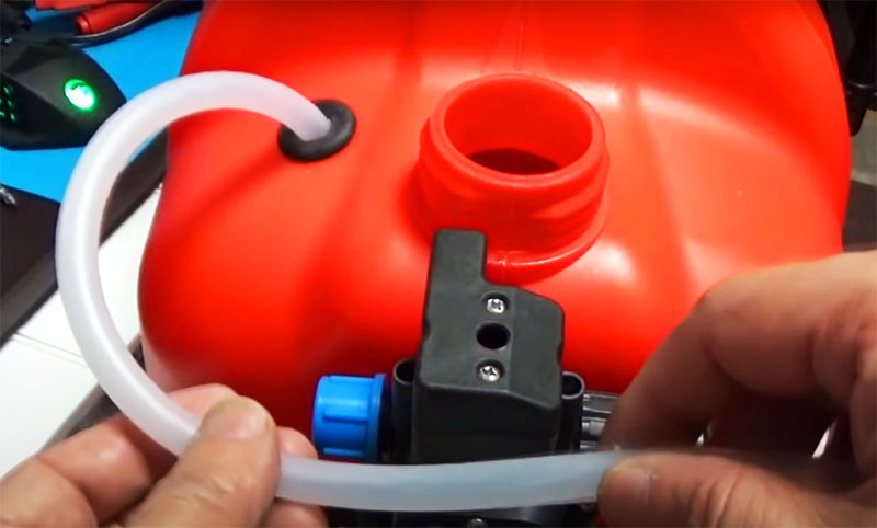 The hose is lowered to the bottom so that it lies down, and the other end is fixed to the compressor. Now you can connect the hose with the gun to the outlet of the compressor