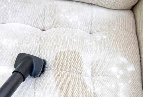Slik rengjør du sofaen fra stoffet hjemme: slippe av med smuss, støv, flekker og ubehagelige lukt