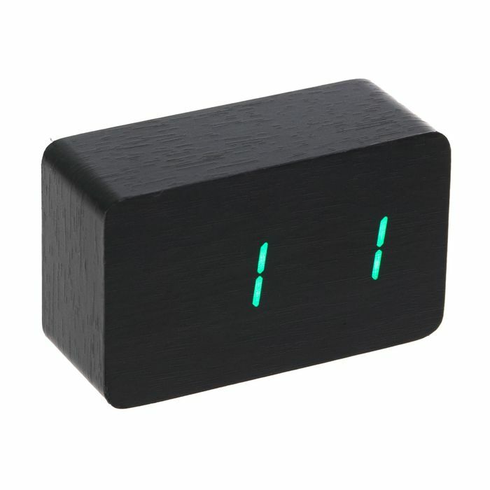 Budzik elektroniczny biurkowy prostokątny, ciemne drewno, zielone cyfry, z USB, 10 x 4,5 x 6 cm
