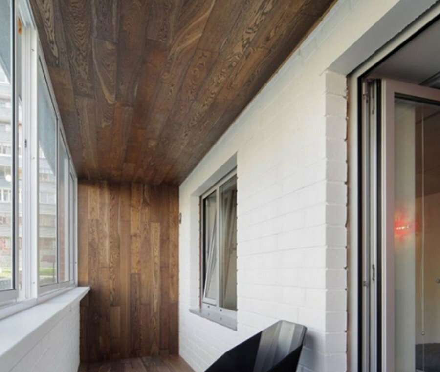 Decoração de teto de madeira na varanda do apartamento