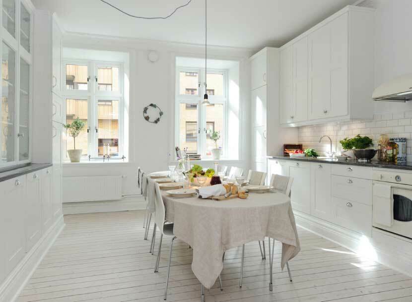 Beyaz bir mutfakta boyalı duvarlar