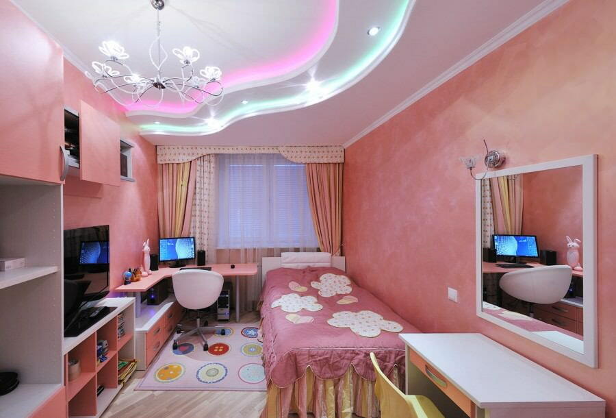 Rožiniai tapetai merginos kambaryje