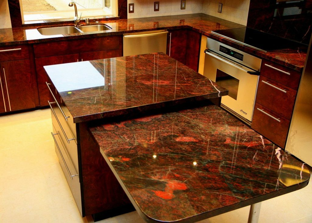 Plošče iz granita v notranjosti kuhinje