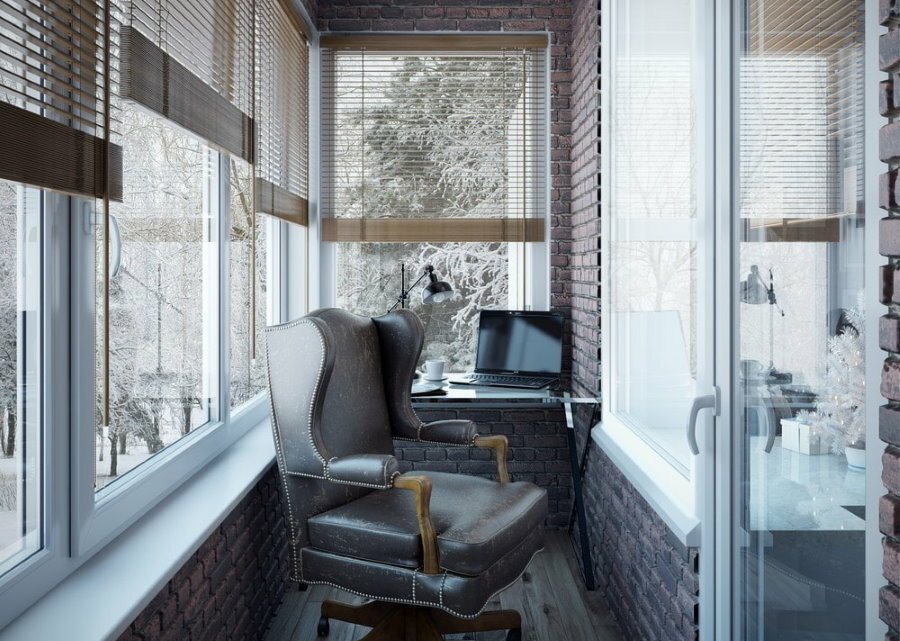 Ādas biroja krēsls uz balkona Hruščovā