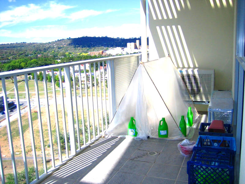 Kies van tevoren een plaats op het balkon, zodat u de kas kunt plaatsen en rustig kunt rondlopen en de planten water kunt geven. Als het niet genoeg is, verhoog dan de structuur hoger, maak meerlaagse kassen