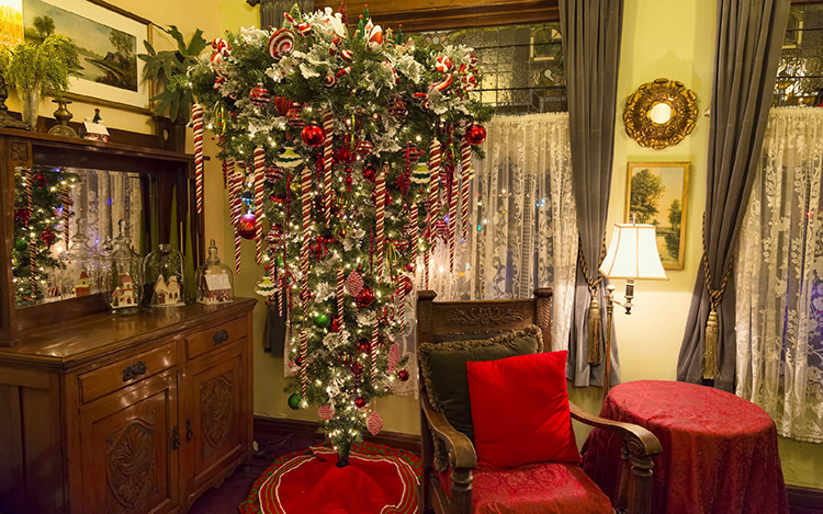 Eviniz için bir Noel ağacı süslemek ne kadar güzel: 2020'de şenlikli bir iç mekan için ilginç çözümlerin fotoğrafları