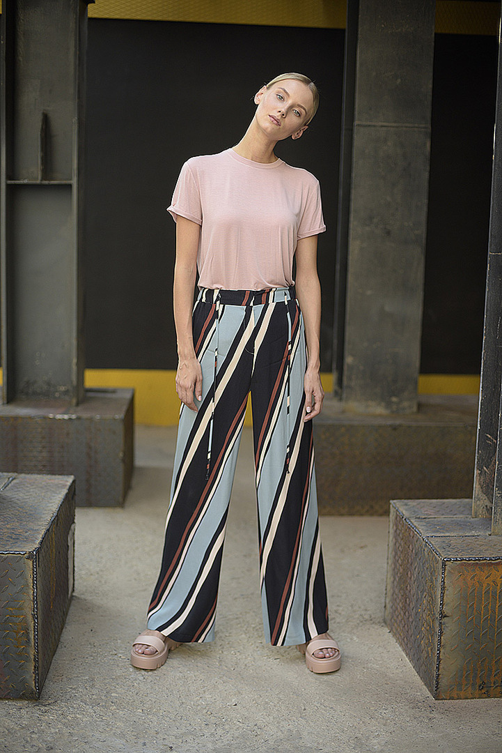 VASSA # e #Co pantaloni oversize a righe multicolor diagonali