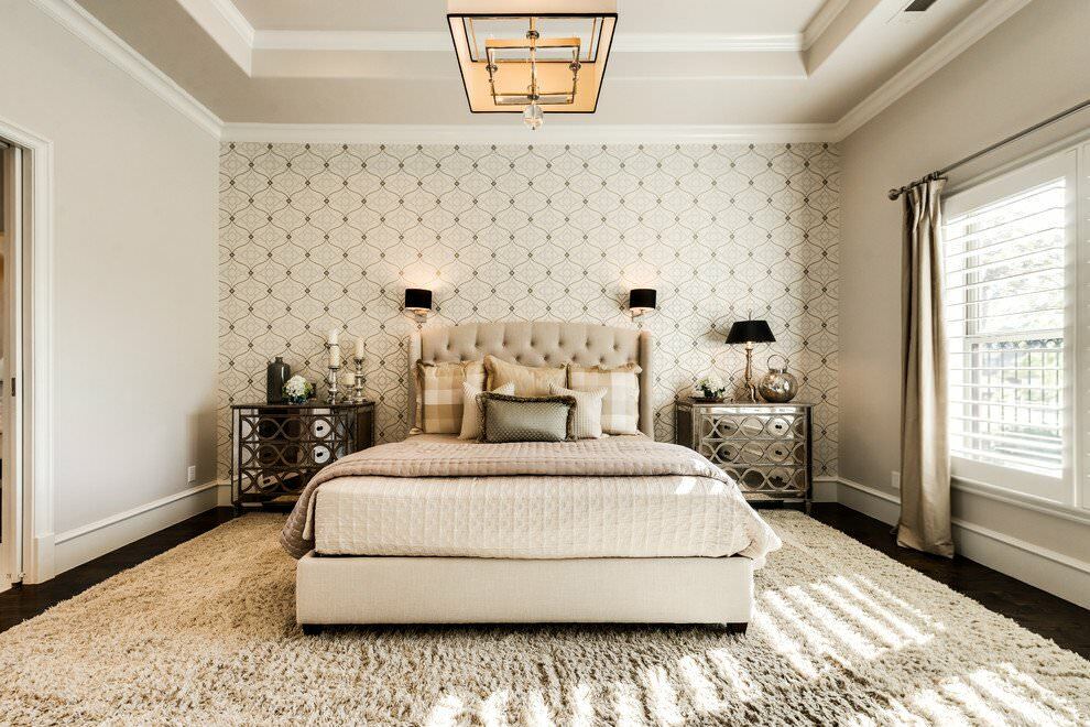Beżowa tapeta w sypialni o kwadratowym kształcie