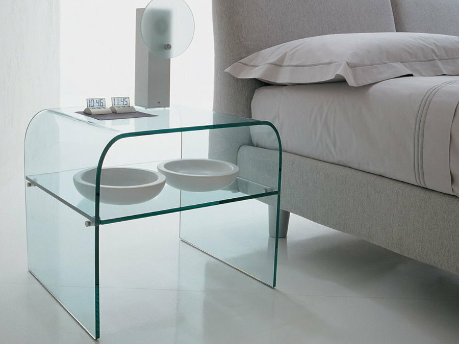 Steklena nočna omarica v spalnici z belim podom