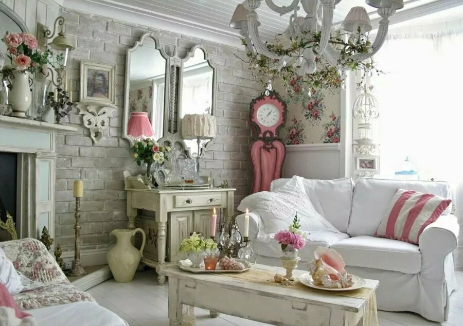 Udobna dnevna soba v slogu shabby chic z opečnimi tapetami