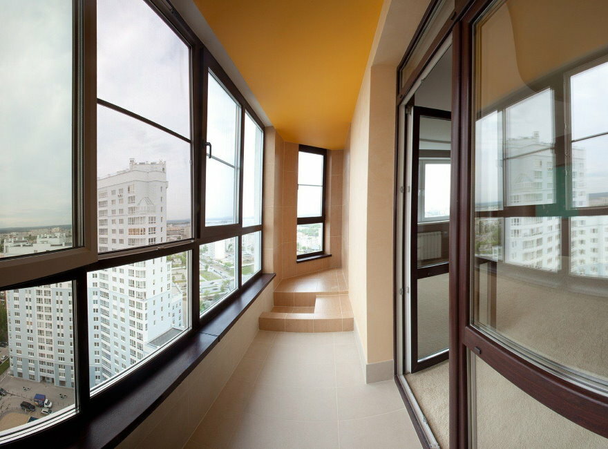 Panoramavinduer av en lang balkong