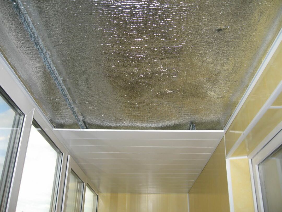 Installazione di pannelli in PVC sul soffitto del balcone