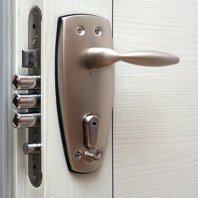 If you close the latch from the inside, the outside of the door will not unlock poluchitsyaFOTO: spb-key.ru
