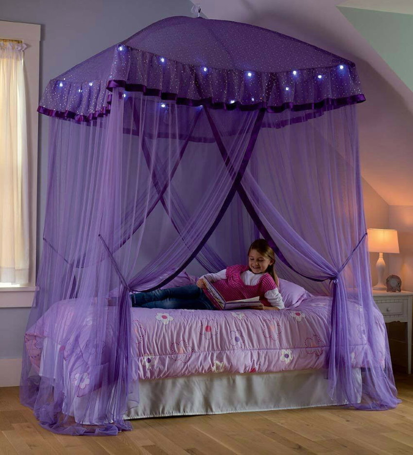 Fialový baldachýn nad posteľou dospievajúceho dievčaťa